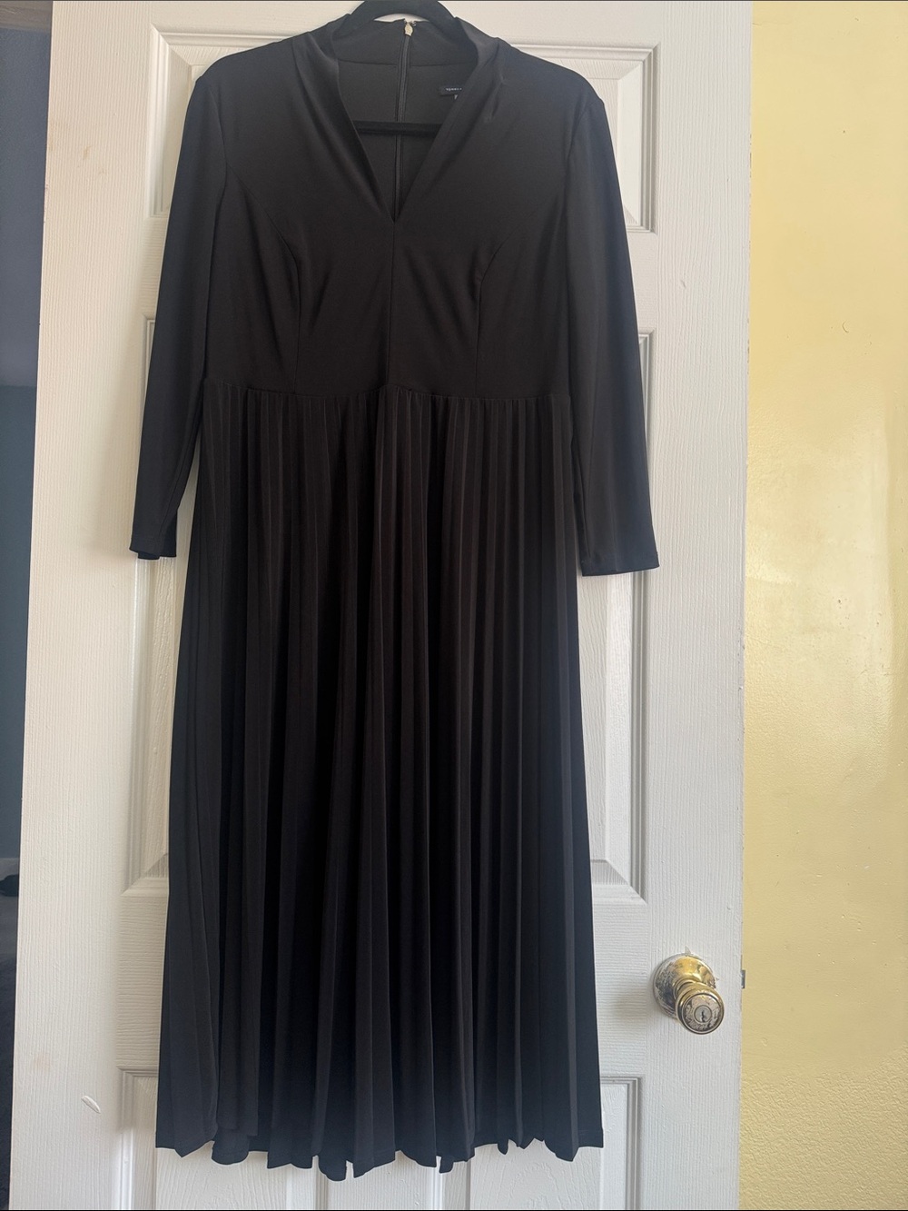 Tommy Hilfiger Black Long-Sleeve Pleated Midi Dress
